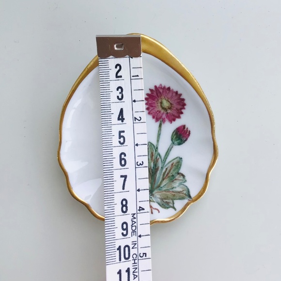 Vintage small scallop shaped hand painted porcelain pin dish - Picture 6 of 7